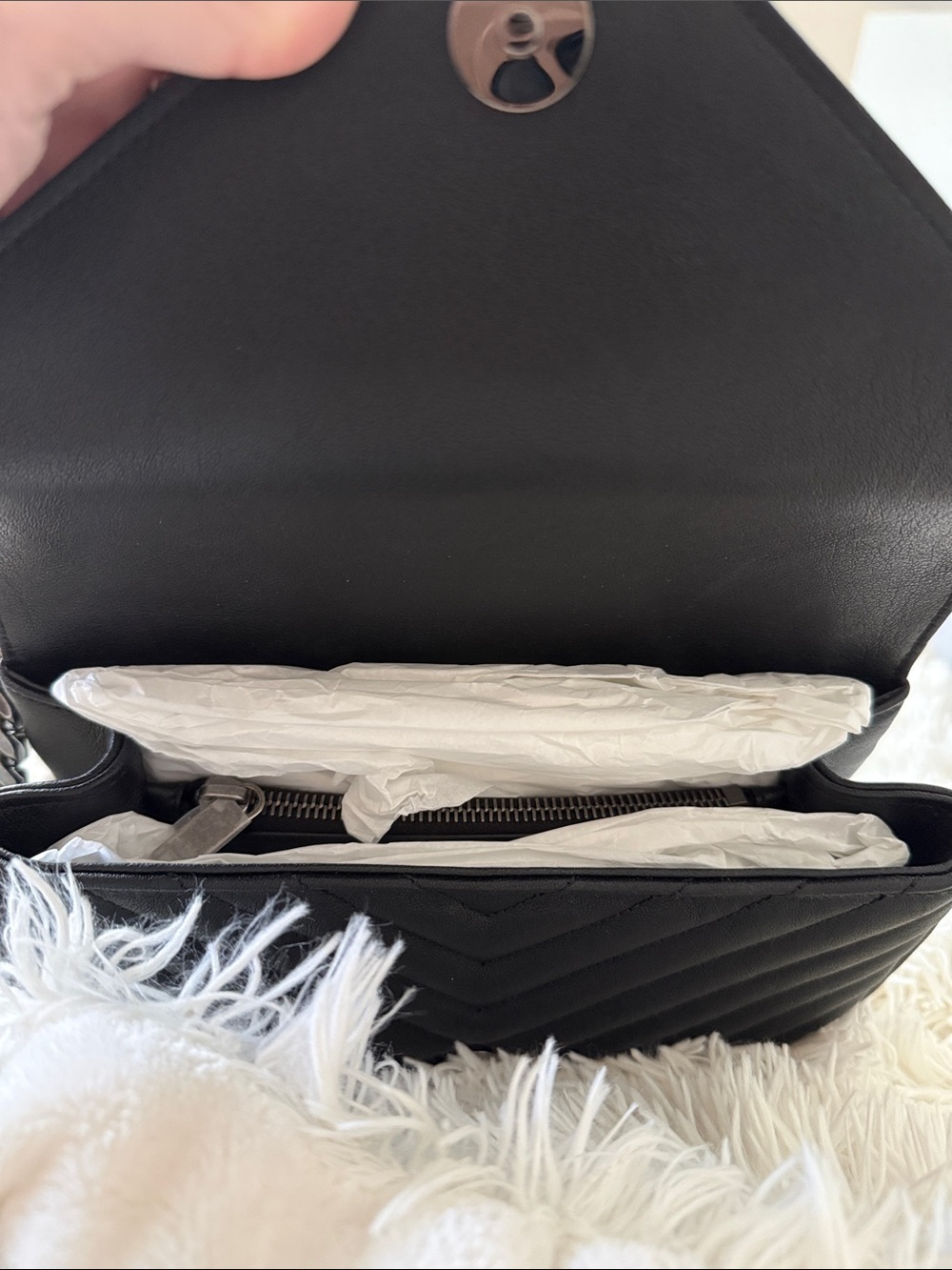 Never worn Saint Laurent Black Quilted Leather Shoulder Bag with Silver YSL Logo - Picture 3 of 4